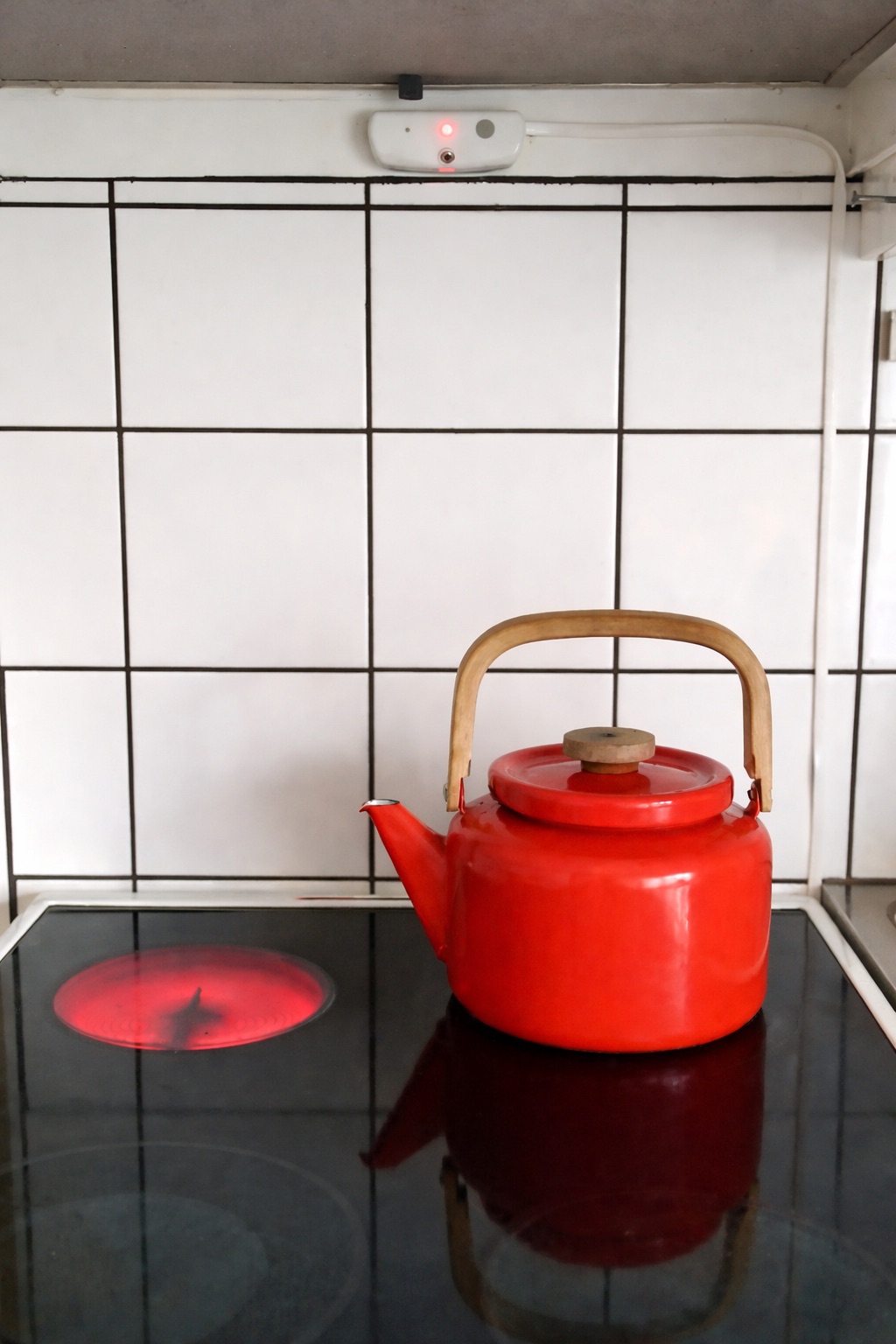 Prefi -Liesivahdin lämpötunnistin valvoo lieden pinnan lämpötilaa; liedellä kahvipannu ja tilannekuvana on missä väärä levy laitettu päälle